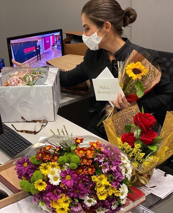 deusa_renata's tweet photo. Renata, a gente não estava esperando por isso.😱 O q nos deixa imensamente feliz é saber que vc recebeu o nosso presente e leu a nossa cartinha! 🥳💐 Esperamos q tenha gostado da obra de arte q escolhemos com muito carinho p/ você. E saiba que você é muito importante para nós. https://t.co/MNiH8bhuu2