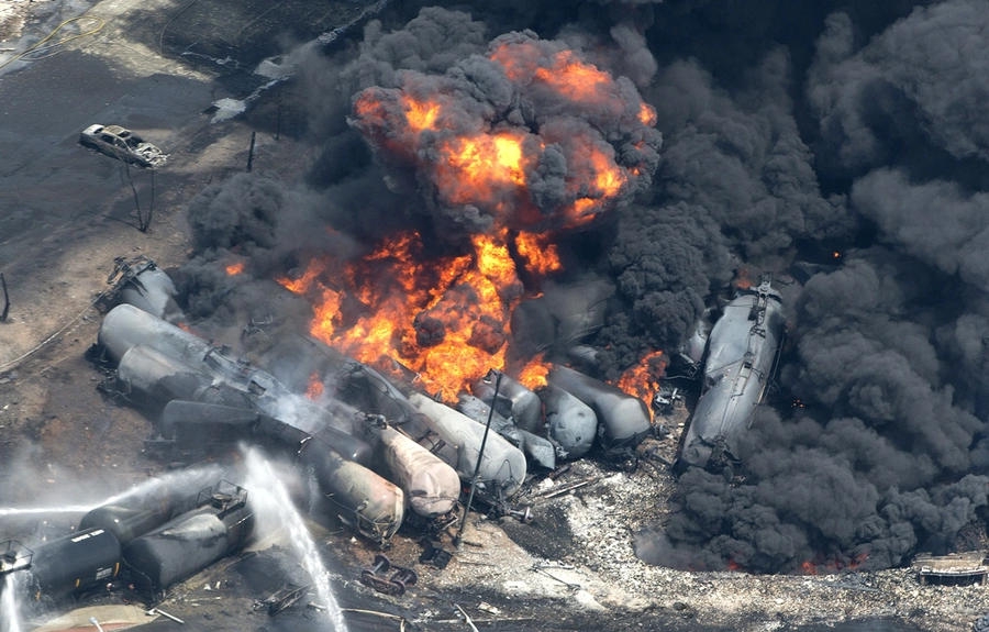 famsforclimate's tweet photo. The risk of oil train derailment & resulting spills/fires looms large over communities along the disproportionately BIPOC & low-income Columbia Corridor in N/NE #PDX where so-called "bomb trains" traverse miles of residential neighborhoods to reach Zenith Energy
#StopZenith
1/2 https://t.co/F29rpnFj91