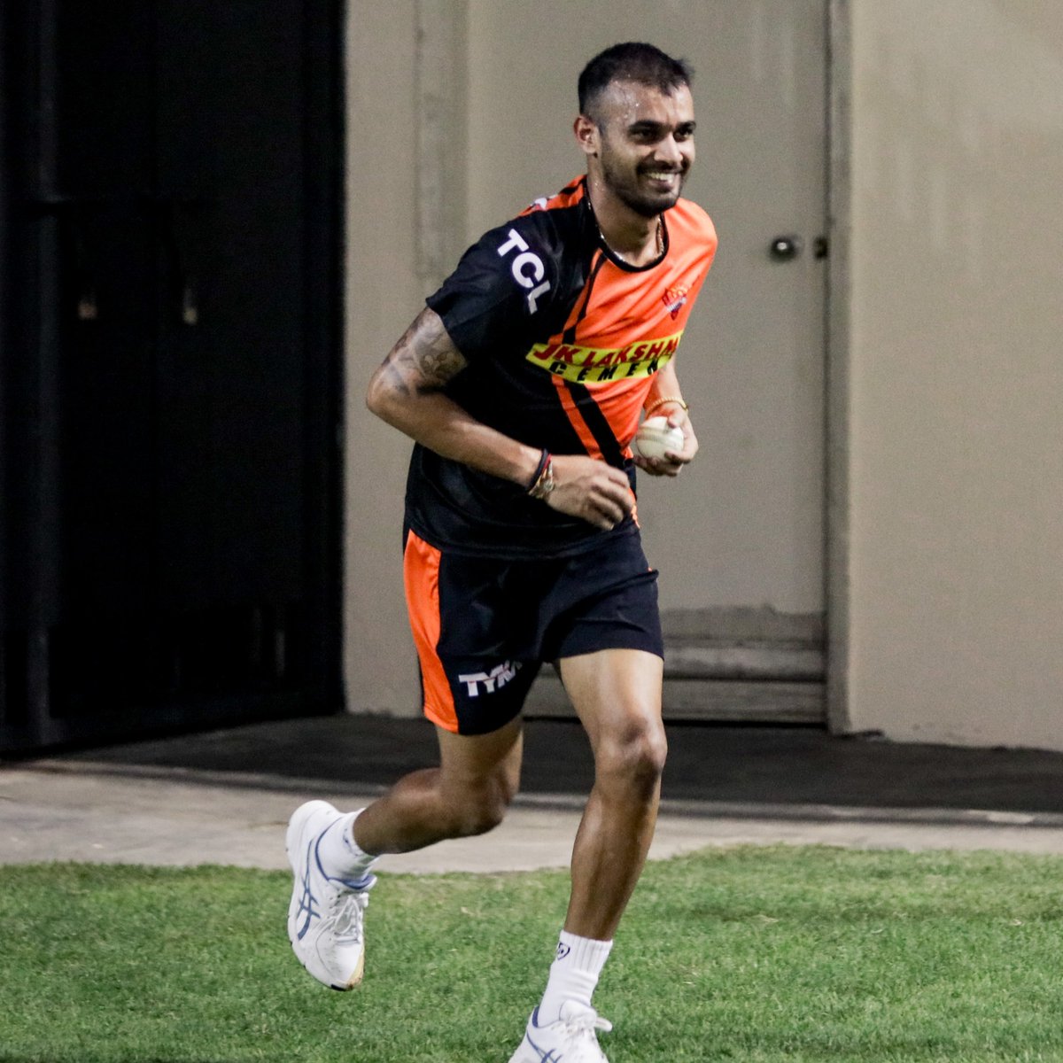 iamsidkaul's tweet photo. I have failed over and over again in my life and that is why I succeed. And when I fail I have the smile on my face which motivates me work even harder. 

#fridayfitness #fridaymorning #smile #cricketer #cricket #trending  @SunRisers #indiancricketteam #Cricket #IndianCricketTeam https://t.co/IDZE1ptKHR