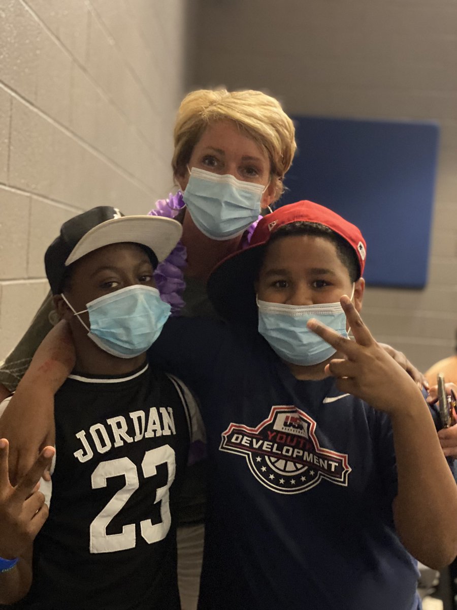 DDMMSDragons's tweet photo. It was a great last day at Dillard! Our teachers created amazing ways to celebrate our kiddos! 2020-2021 was a crazy year, but Dillard rocked it! Happy summer to all ! 💙🐲💛 https://t.co/DFouPU6sAC