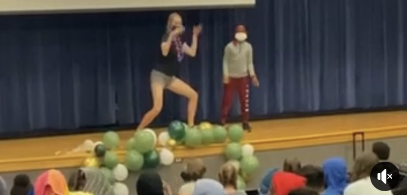 DDMMSDragons's tweet photo. It was a great last day at Dillard! Our teachers created amazing ways to celebrate our kiddos! 2020-2021 was a crazy year, but Dillard rocked it! Happy summer to all ! 💙🐲💛 https://t.co/DFouPU6sAC