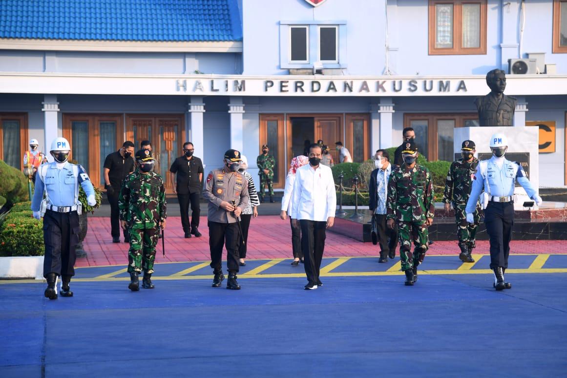 jokowi's tweet photo. Hari ini, bersama Ibu Negara, saya hendak berkunjung ke Jawa Tengah. 

Dengan Pesawat Khusus ATR 72-600, saya akan mendarat di Bandara Soedirman, Kab. Purbalingga, sekaligus meninjau perkembangan pembangunan bandara yang baru beroperasi 1 Juni lalu itu. https://t.co/IdCy2IjEUV