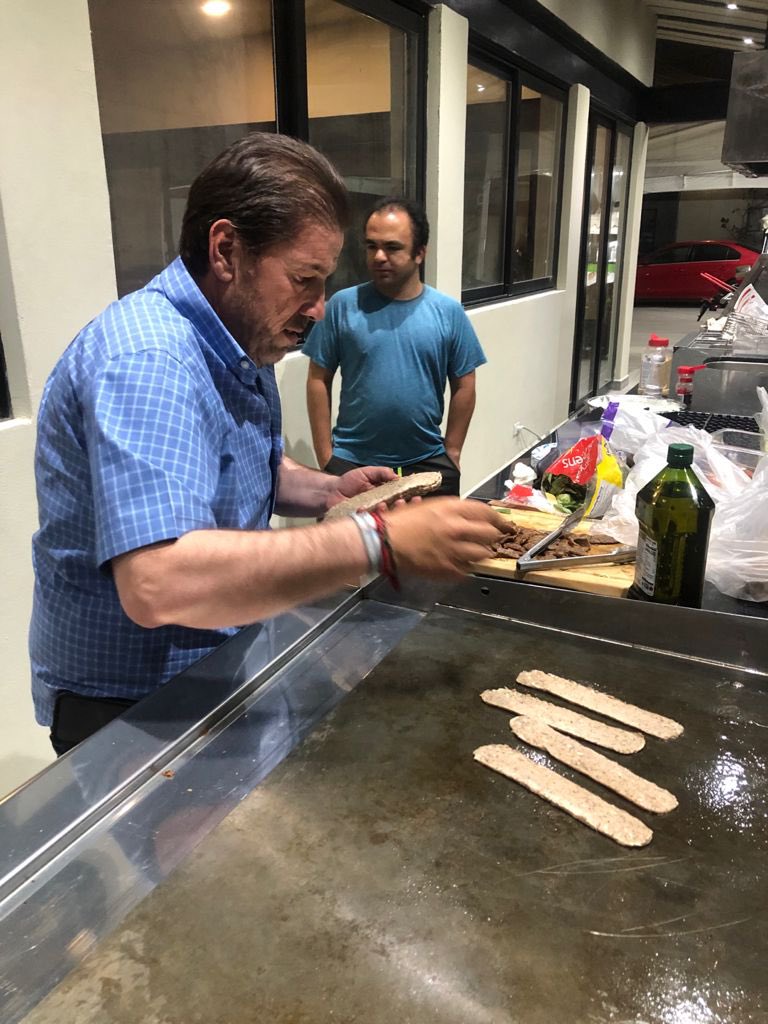 JORGEFREIG's tweet photo. Saludos amigos, disfrutando de una tarde muy agradable, en compañía de grandes amigos y mi familia, haciendo algo que me apasiona, cocinar.  Abrazo 

#Ánimo https://t.co/MQ0VzTKh5q