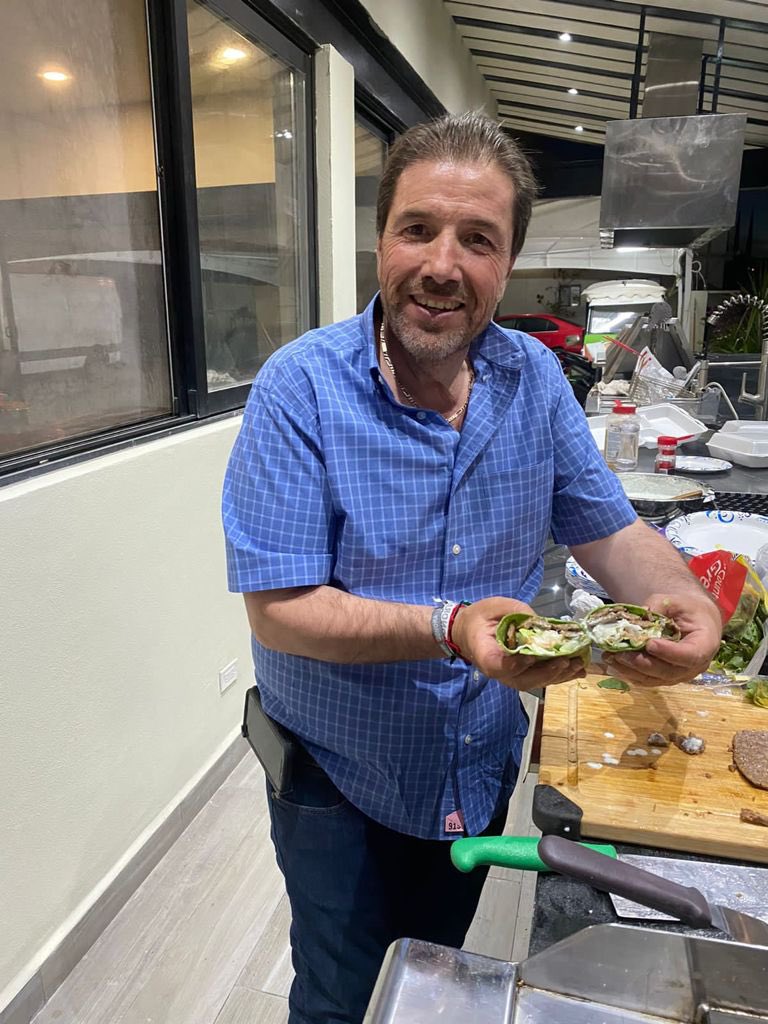 Saludos amigos, disfrutando de una tarde muy agradable, en compañía de grandes amigos y mi familia, haciendo algo que me apasiona, cocinar.  Abrazo 

#Ánimo