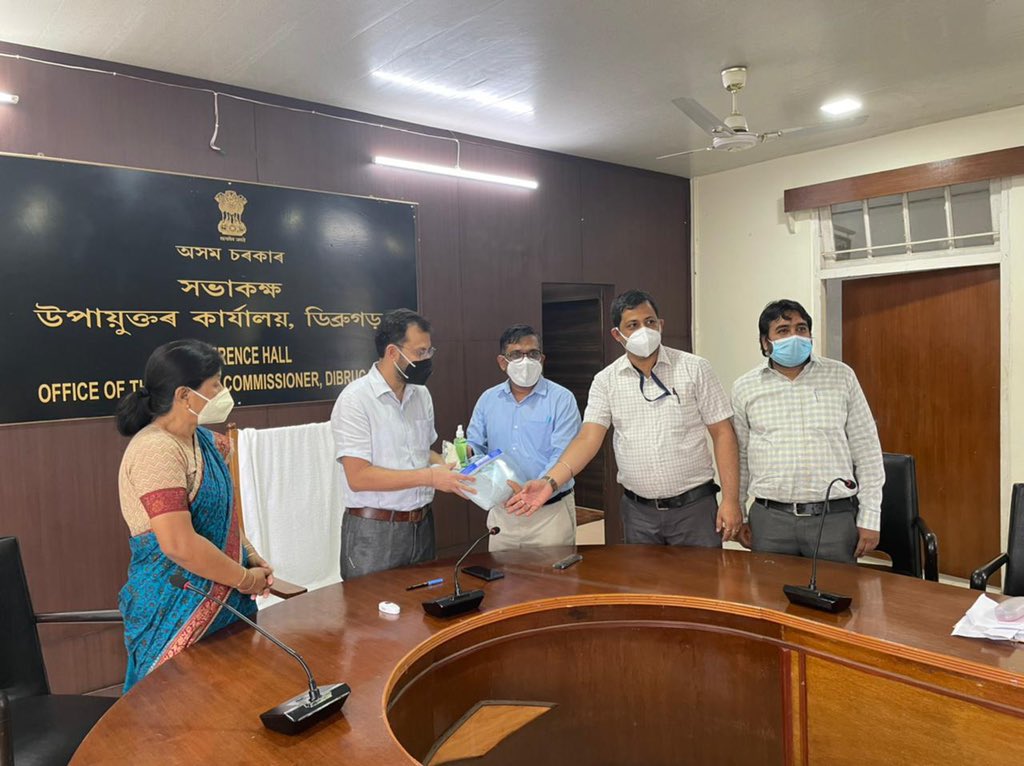 ExecutiveOil's tweet photo. OIEEA handed over essential COVID-19 items for the frontline workers of Dibrugarh District to fight the pandemic on 10th June 2021 to Hon’l DC Dibrugarh.The donation is exclusively made by the Officers of OIL under the aegis of OIEEA
@nhm_assam 
@himantabiswa 
@OilIndiaLimited https://t.co/dAVCCYOGI5