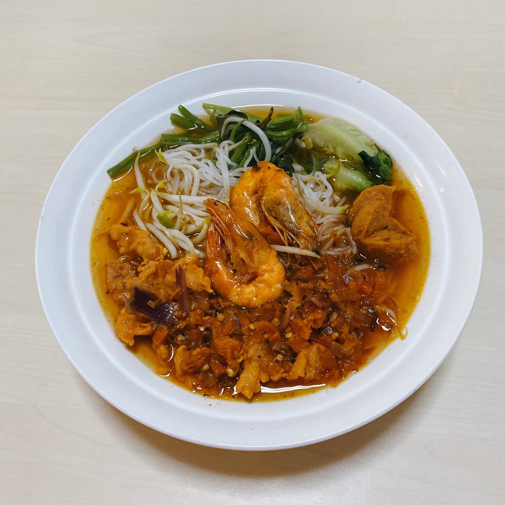 npasami1's tweet image. 今日はこんな感じの麺です🍜タイ風かベトナム風の蝦麺で麺がホーみたいです。スープも酸っぱ辛い😅リピートは無いかな　#Breakfast #FMCO #Lockdown #Malaysia #Johor #StayHome #StayHomeStaySafe #朝麺　#蝦麺 #海老ラーメン