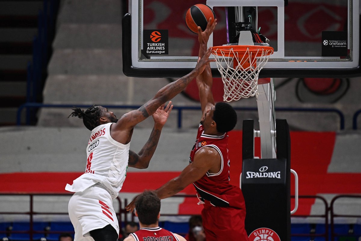 Kyle Hines' rejection over Jalen Reynolds leads the chart. #turkishairlines sportando.basketball/en/turkish-air…