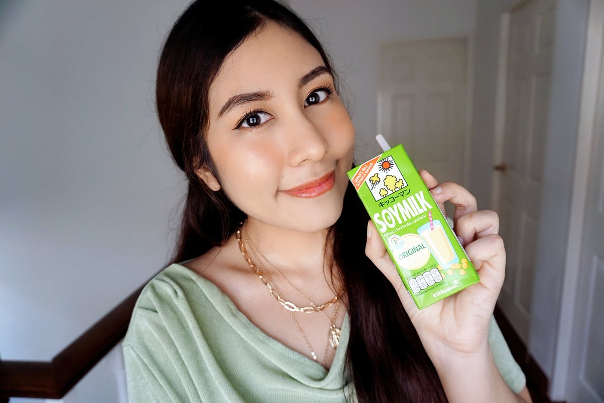 Sevenslave's tweet image. #KikkomanSoymilk นมถั่วเหลืองญี่ปุ่นแท้ๆ มาถึงเมืองไทยแล้ว!! ไปลองกันได้ 
เราว่ารสชาติอร่อยเลย หวานน้อย กลมกล่อม เนื้อเนียนนุ่มดื่มง่ายดี ตัวนี้เป็นนมถั่วเหลืองอันดับ1ในประเทศญี่ปุ่นเลยนะ ราคากล่องละ 29 บาท หาซื้อได้ง่ายที่ 7-11
#ญี่ปุ่นแค่ปักหลอด #รีวิวเซเว่น