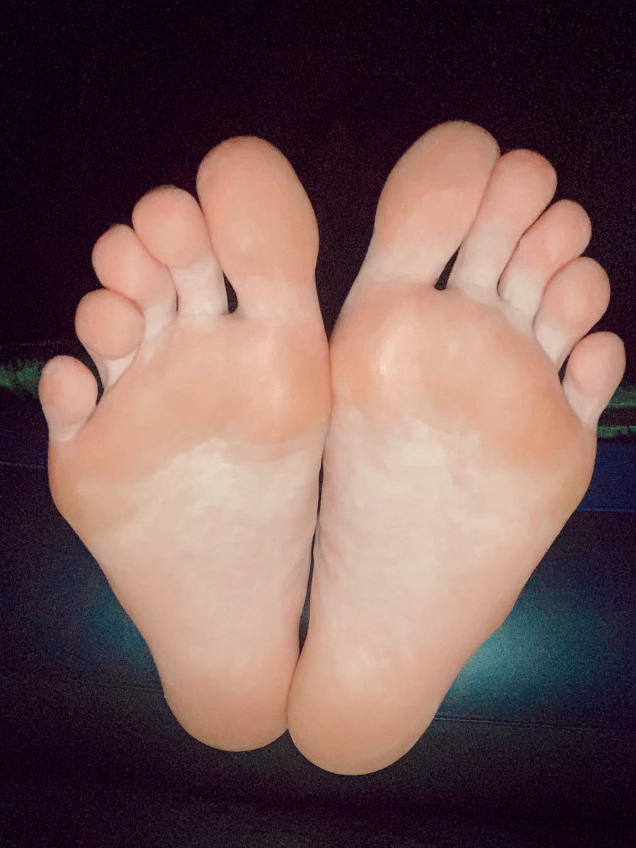 Jockfootgod1's tweet photo. Heard you couldn’t resist my feet 
   keep emptying those wallets boys

Rt for btms 🦶🏼       like for tops 🦶🏼 https://t.co/4DZZ3Pmrtk