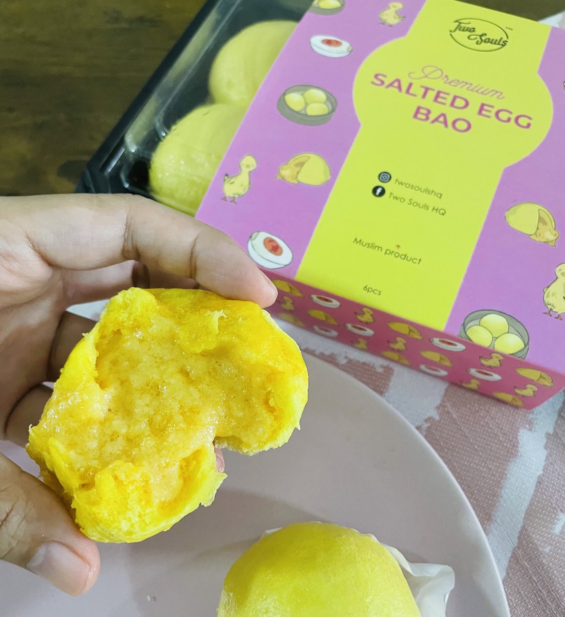 AidaSue's tweet photo. Ni beli online lagi. Sedap gila Salted Egg Bao ni. Isi salted egg melimpah ruang dalam tu, tak kedekut, kulit pau lembut sedapppp 😩 aku sangat puas hati. 

Aku bekpes ni tadi. Boleh steam or masuk je dalam microwave. Aku rekemen sebab memang sedap! 👍#bukanpaidreview https://t.co/Lyg5D60QCf
