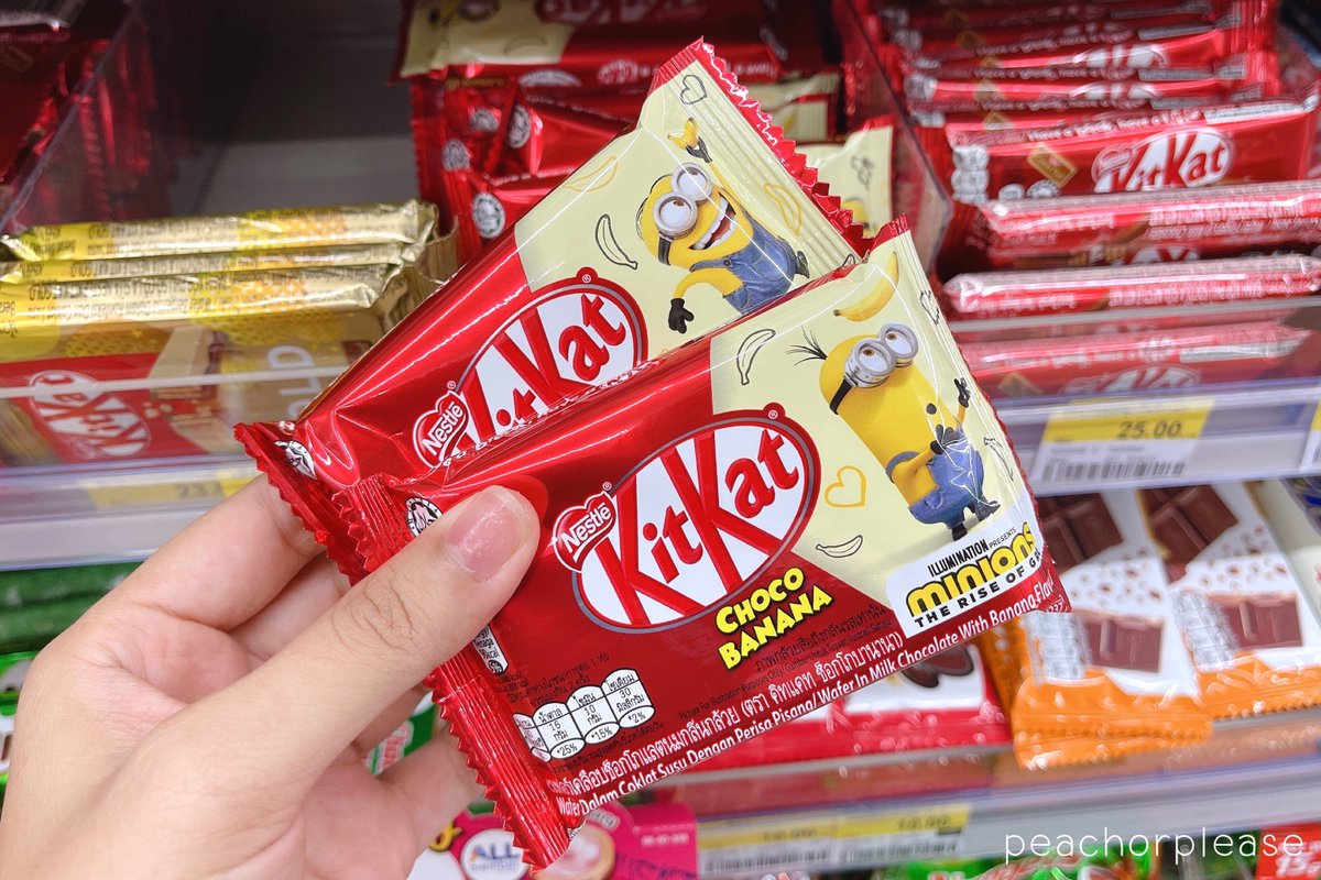 peachorplease's tweet image. บาบาบา บาบา นานา บานาน้า !!! สาวกมินเนี่ยนพลาดได้หรอทนความน่ารักของน้องไม่ไหวเลยต้องซื้อมา 🥺 คิทแคทรสกล้วย+ช็อกโกแลตแท้เข้มข้น คือความอร่อยที่ลงตัว หอม อร่อยมากๆ อยากให้ลอง29.-ครับที่ 7-11 🍌🍫 #พักนี้พระเจ้าช่วยกล้วยช็อก