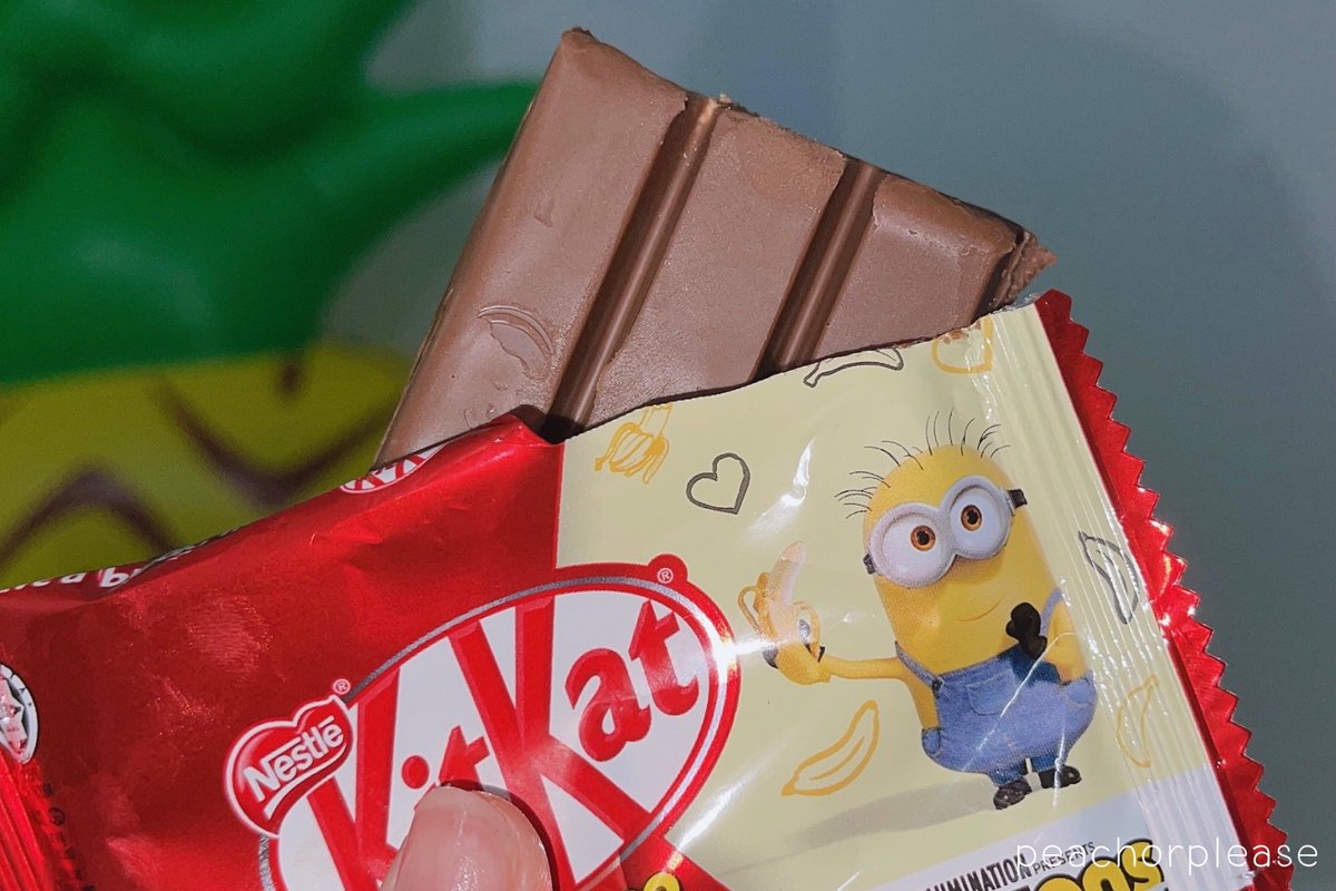 peachorplease's tweet image. บาบาบา บาบา นานา บานาน้า !!! สาวกมินเนี่ยนพลาดได้หรอทนความน่ารักของน้องไม่ไหวเลยต้องซื้อมา 🥺 คิทแคทรสกล้วย+ช็อกโกแลตแท้เข้มข้น คือความอร่อยที่ลงตัว หอม อร่อยมากๆ อยากให้ลอง29.-ครับที่ 7-11 🍌🍫 #พักนี้พระเจ้าช่วยกล้วยช็อก