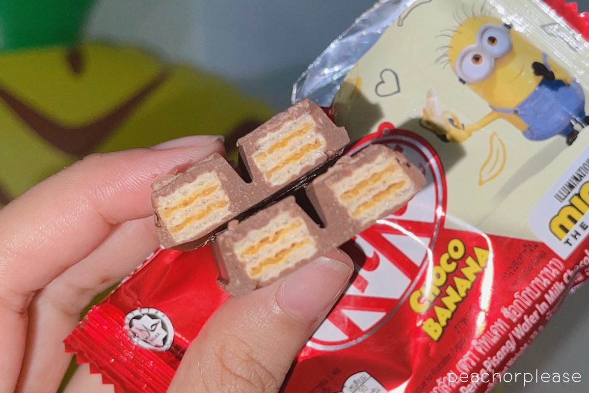 peachorplease's tweet image. บาบาบา บาบา นานา บานาน้า !!! สาวกมินเนี่ยนพลาดได้หรอทนความน่ารักของน้องไม่ไหวเลยต้องซื้อมา 🥺 คิทแคทรสกล้วย+ช็อกโกแลตแท้เข้มข้น คือความอร่อยที่ลงตัว หอม อร่อยมากๆ อยากให้ลอง29.-ครับที่ 7-11 🍌🍫 #พักนี้พระเจ้าช่วยกล้วยช็อก