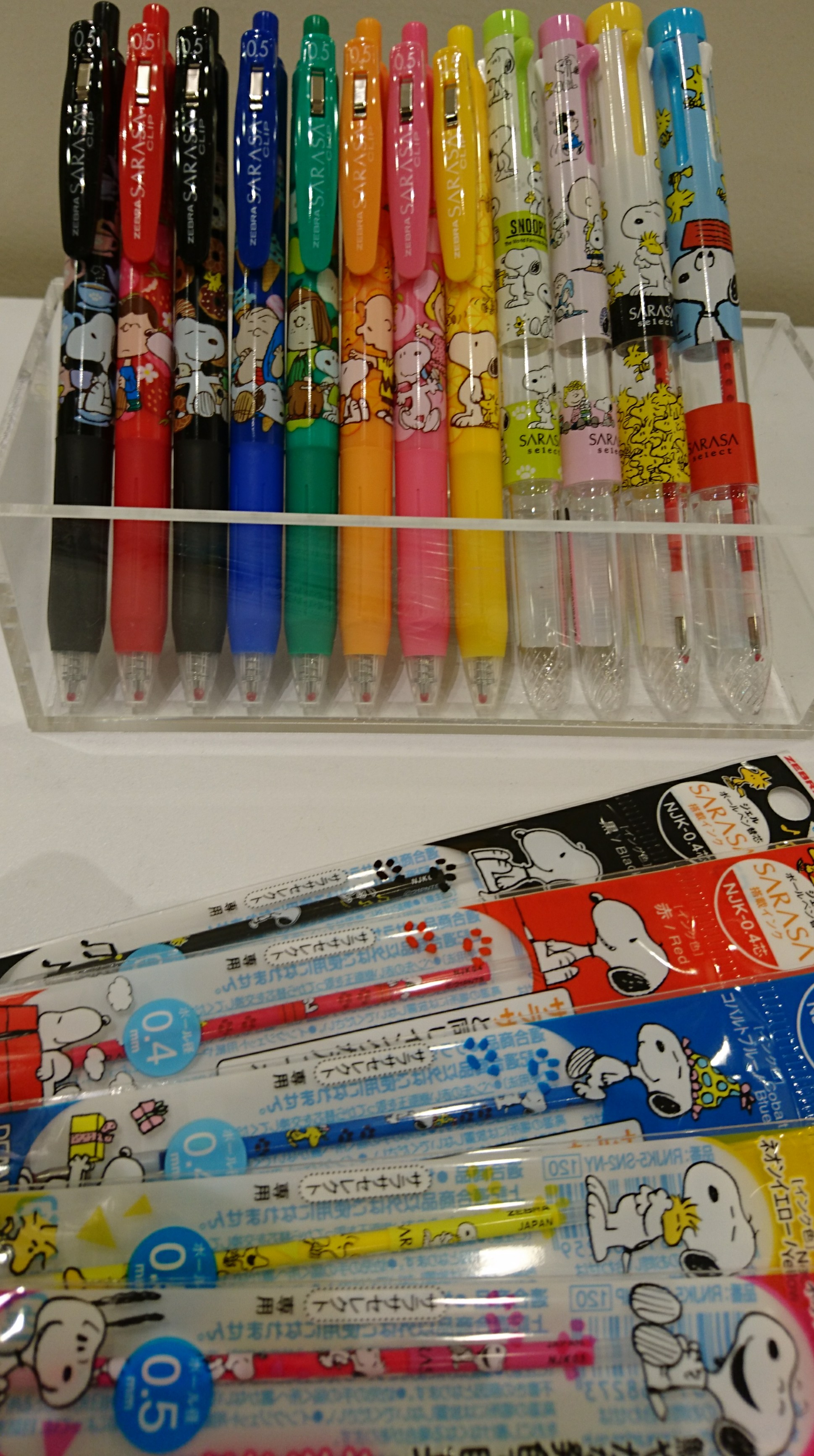 ジュンク堂書店福岡店 サラサ新商品 ゼブラの大人気サラサシリーズよりスヌーピーの限定柄が入荷致しました サラサクリップはなんと香り付き 香り付きペンといえば担当者はプチコロンを思い出します 懐かしい サラサセレクトにはネオンカラーが新