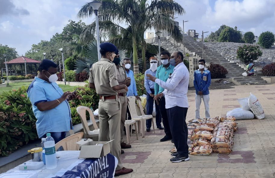 On the spot registration and vaccination drive for daily wagers by Bhavnagar Police (B Div) in association with <a href="/lionsclubs/">Lions International</a> and Aharnish Group. All the beneficiaries were gifted wheat flour Atta packets as a appreciation gesture. 
<a href="/SPBhavnagar/">Bhavnagar Police</a> 
<a href="/dgpgujarat/">DGP Gujarat</a> <a href="/CMOGuj/">CMO Gujarat</a> <a href="/PIBAhmedabad/">PIB in Gujarat 🇮🇳</a>