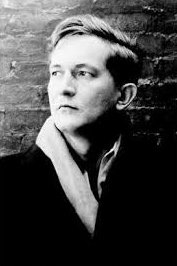 11.06.1925 ur. się William Styron, pisarz i eseista, laureat nagrody Pulitzera za powieść Wyznania Nata Turnera. Inne tytuły: Pogrążyć się w mroku, Na pastwę płomieni, Wybór Zofii oraz autobiograficzny Dotyk ciemności, zapis zmagań z depresją. 
#Bornonthisday 
#WilliamStyron