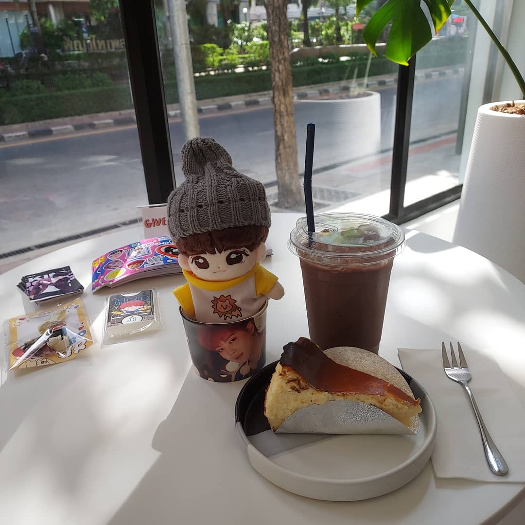 TravelPos's tweet photo. วันนี้มาคาเฟ่วันเกิดน้องเจที่ SIESTA เดินวนหาอยู่นานมาก รอบแรกเจอทางตัน งงเลย อ้าวแล้วไปไง เลยตัดสินใจเปิด map ร้านเล็กน่ารัก บรรยากาศดี มินิมอล โทนเกาหลีสุด เงียบสงบ เพราะทั้งร้านมีแค่เรากับพนักงาน 2 คนถ้วน ชอบมากๆ พนักงานเป็นกันเอง ขนมและเครื่องดื่มก็อร่อย
#HAPPY27THLOVEWITHJR https://t.co/cZWK7ZMBhu