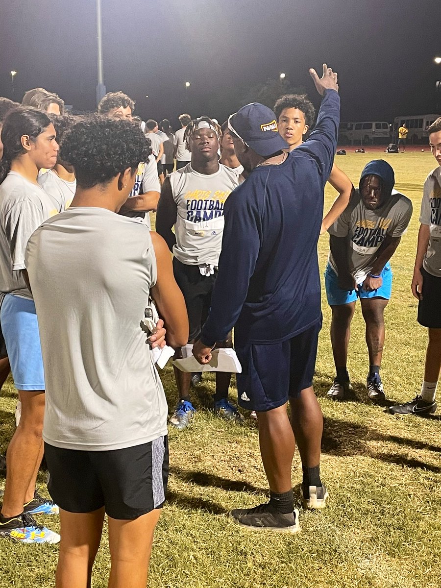 CoachPeoples's tweet photo. Thank you @CoachSLawanson and the rest of the @NAU_Football staff for taking the time to work with the West Valley kids tonight! #CHOP https://t.co/oIs8Qwlf1T