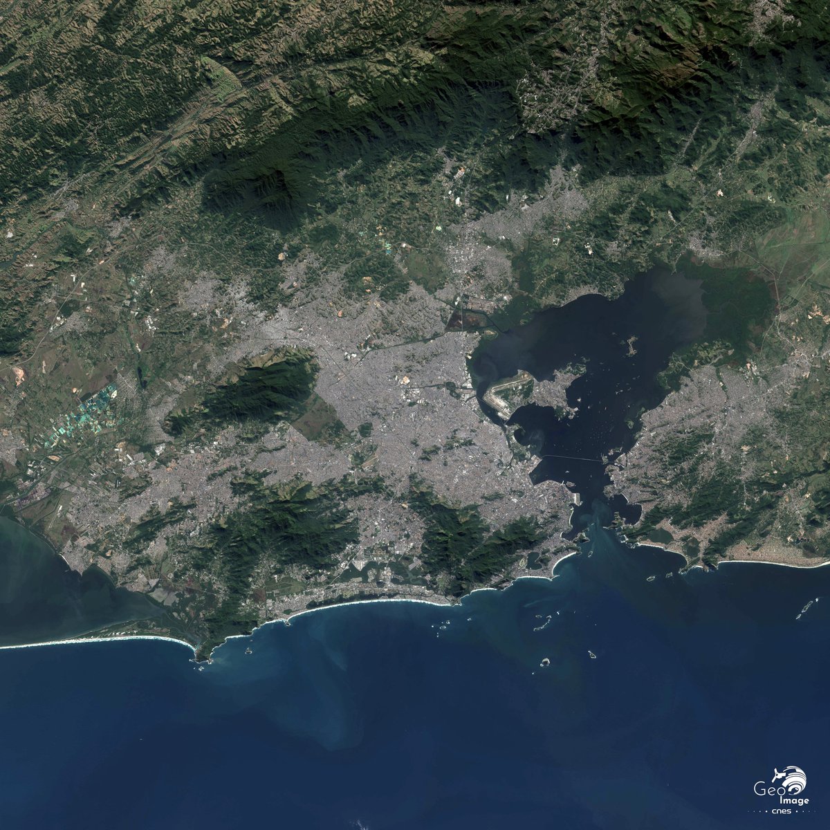 CNES's tweet photo. #Geoimage : Rio de Janeiro depuis l'espace 🛰️🇧🇷
Des plages de Copacabana aux montagnes de la Serra do Mar, focus sur la "Cidade maravilhosa" avec @Geoimage_ed ⬇️
https://t.co/qcfEOlphpc

📸 @CopernicusEU - Sentinel 2020 https://t.co/dUAz3Iq3ZE