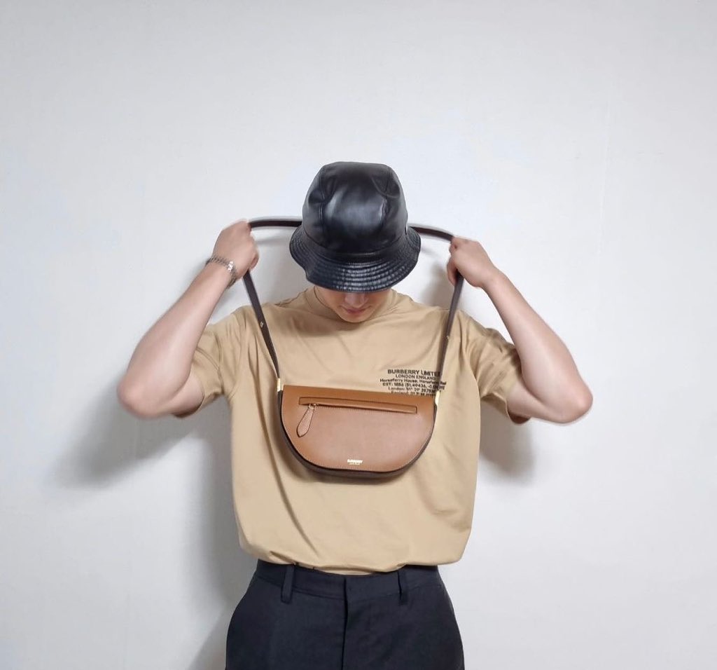 JJPROJECT__BR's tweet photo. [#JBSTAGRAM] 11.06.21 | Atualização do JAY B em sua conta no instagram 
@jaybnow.hr: #Burbarry #TheOlympiaBag #Ad

🖇 https://t.co/H38gwQjGMr
#JAEBEOM #JAYB #임재범 #제이비 
#갓세븐 @JAYBDEF___ @GOT7Official https://t.co/sxIuQrwVAc