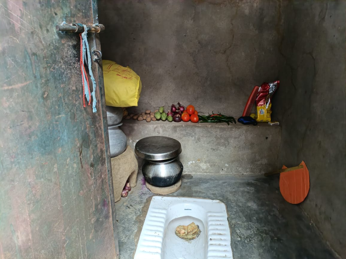 pappuyadavjapl's tweet photo. एक वृद्ध मां कौशल्या देवी एवं उनकी पोती धर्मशीला एक शौचालय में रहने को विवश हैं। यह सूचना ट्विटर के जरिये मिली। वह CM के गृह जिले नालंदा के करायपरशुसराय की हैं।

आज मेरी पार्टी के यूथ विंग के अध्यक्ष दानवीर जी उनके लिए साल भर का राशन एवं दस हज़ार की मदद लेकर सेवा में हाजिर हो गए। https://t.co/xDZ5NyZ8rW