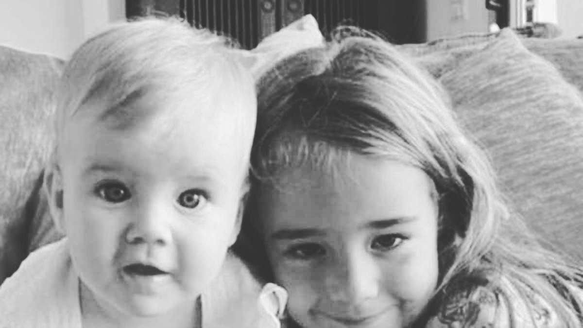 "Todos/as somos iguales". Cuando el falso mito de la igualdad se rebela en su forma más cruel y salvaje. 

No se q clase de "especimen" puede matar a dos hijas así, pero perteneciendo al "homo sapiens" nada tiene q ver con un "ser humano".

NO TODOS/AS SOMOS IGUALES...por suerte.