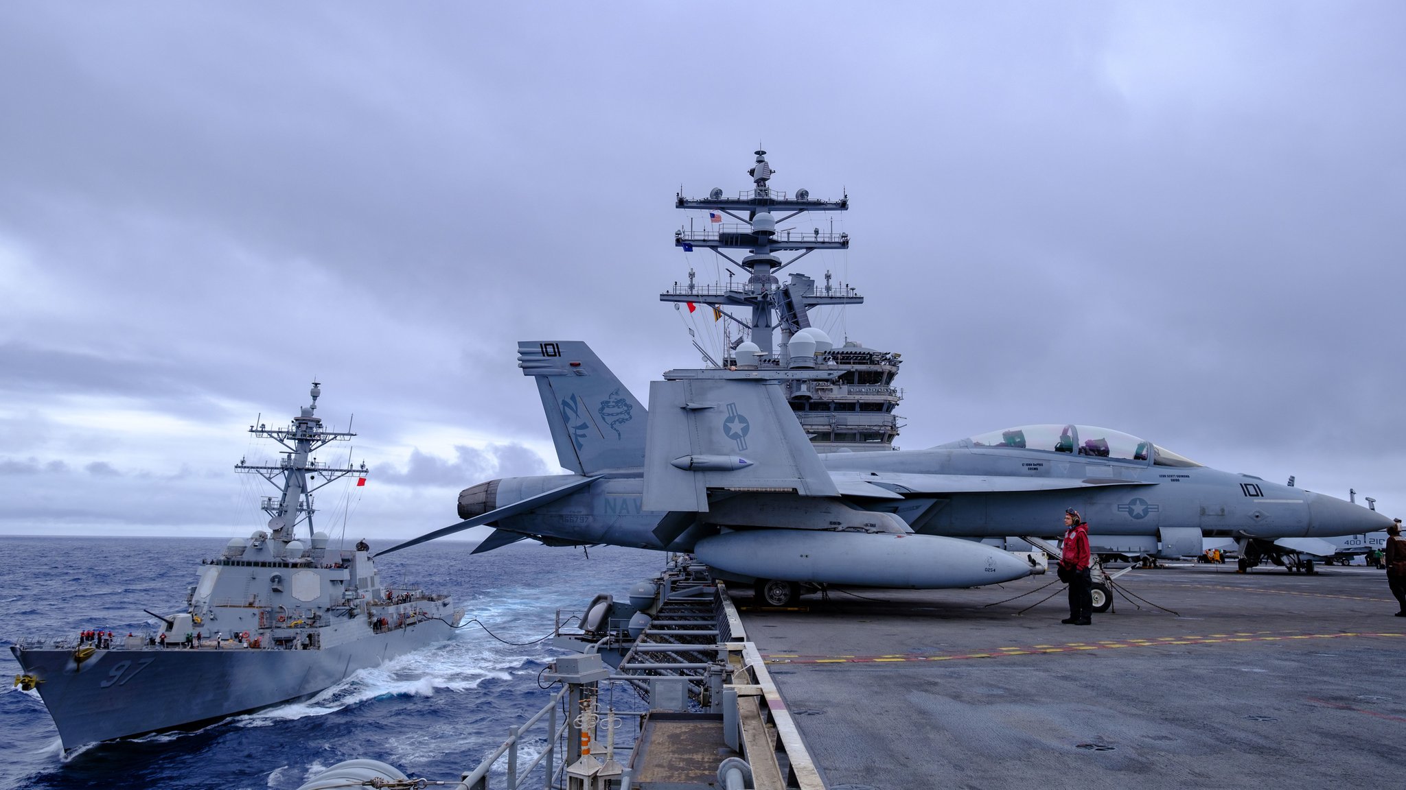 アメリカ海軍 女性空母飛行甲板士官(燃料班) アメリカ海軍 女性空母飛行甲板士官(燃料班) - メルカリ