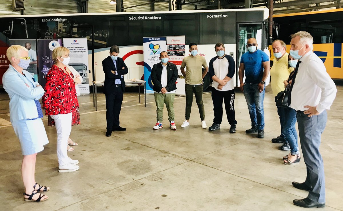RCValdeLoire's tweet photo. #Emploi 🏢
🖋️ Signature à #SaintJeandeBraye (45) d'une convention DEFI pour la formation de 6 demandeurs d'emploi au métier de conducteur·trice de #transportencommun sur route 🚎

➕ sur le DEFI (Développement de l'Emploi par des #FormationsInclusives) ↙️
https://t.co/avsEz006MS https://t.co/MwhRiRScdg