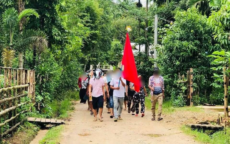 RoundSenpai's tweet photo. Marching strike was held by anti-regime protesters in Launglon township to demand the end of military dictatorship on the afternoon of June 11. 
#HelpKayah #WhatsHappeningInMyanmar #June11Coup #MilkTeaAlliance https://t.co/pYdUKlKSCE