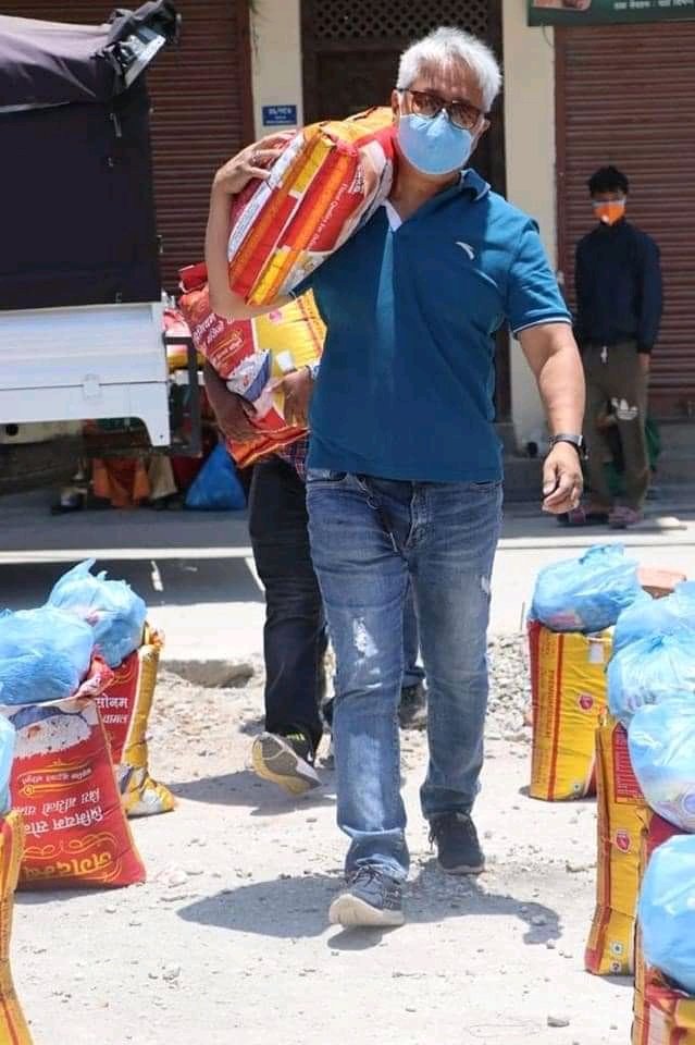 अभियान्ता समाजसेबी कलाकार पाइलट ले चामाल बोकेको देखियो कुनै नेताहरू छन यसरी चामाल बोकेका ??