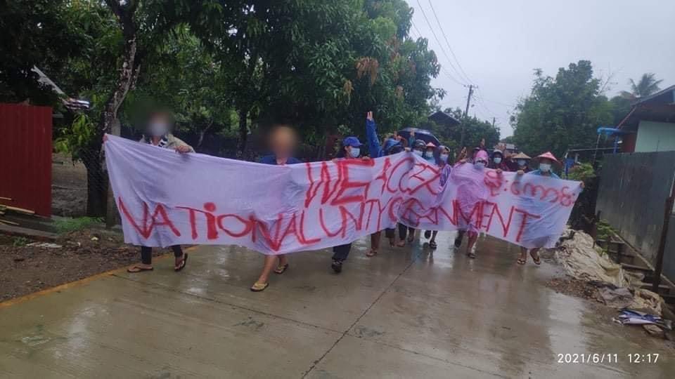 RoundSenpai's tweet photo. Guerrilla Style anti-coup protest was held in Moegaung against the Military Junta  and show support  of the National Unity Government despite the rains.
#June11Coup 
#HelpKayah 
#WhatsHappeningInMyanmar https://t.co/UXp84NnD8G
