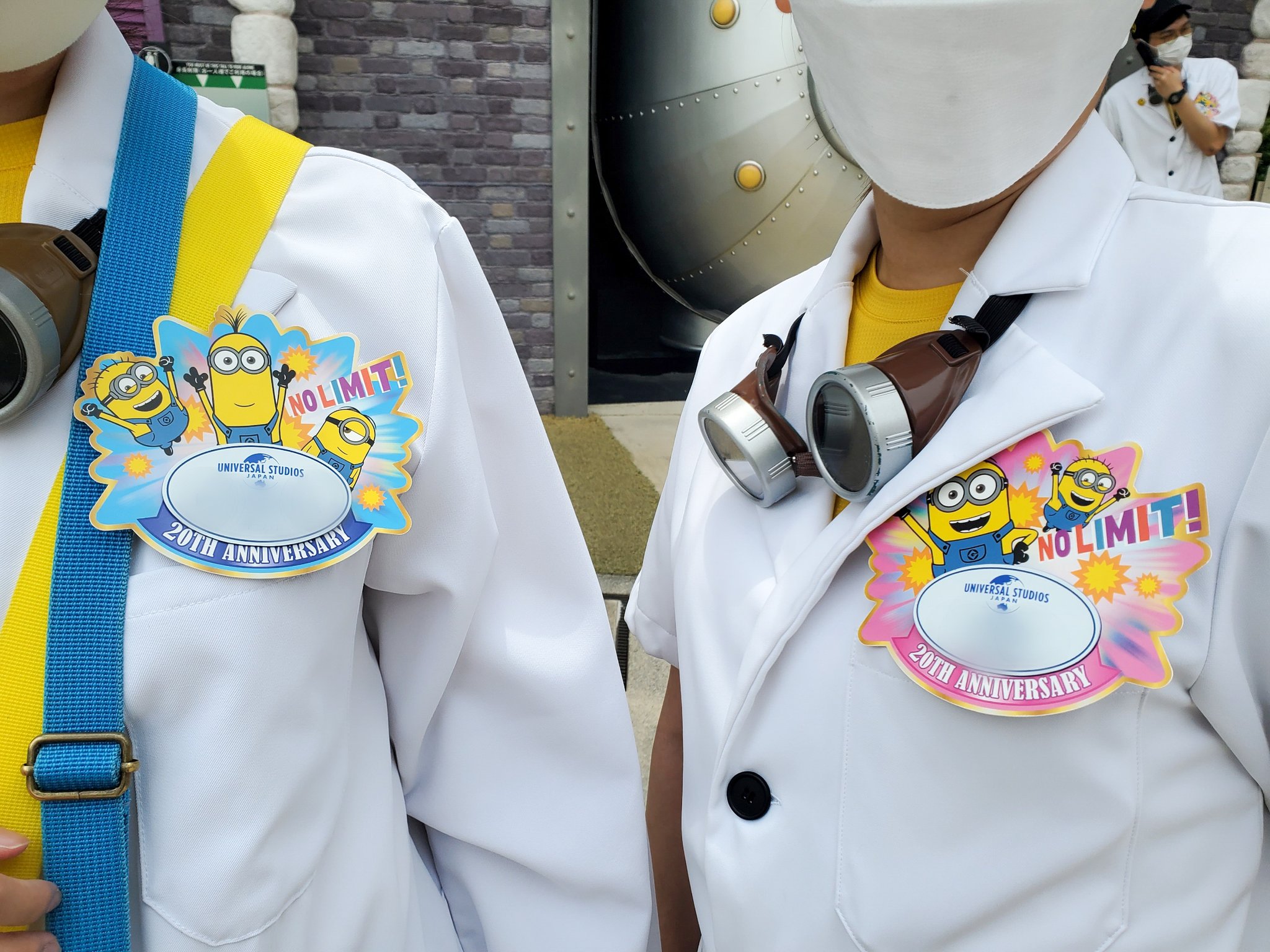 しらたま ユニバ大好き 水色をつけてるクルーさん ミニオン以外でも が少ないみたいでレアらしいです ユニバ Usj Usjファン T Co Z5d3ohhpgw Twitter