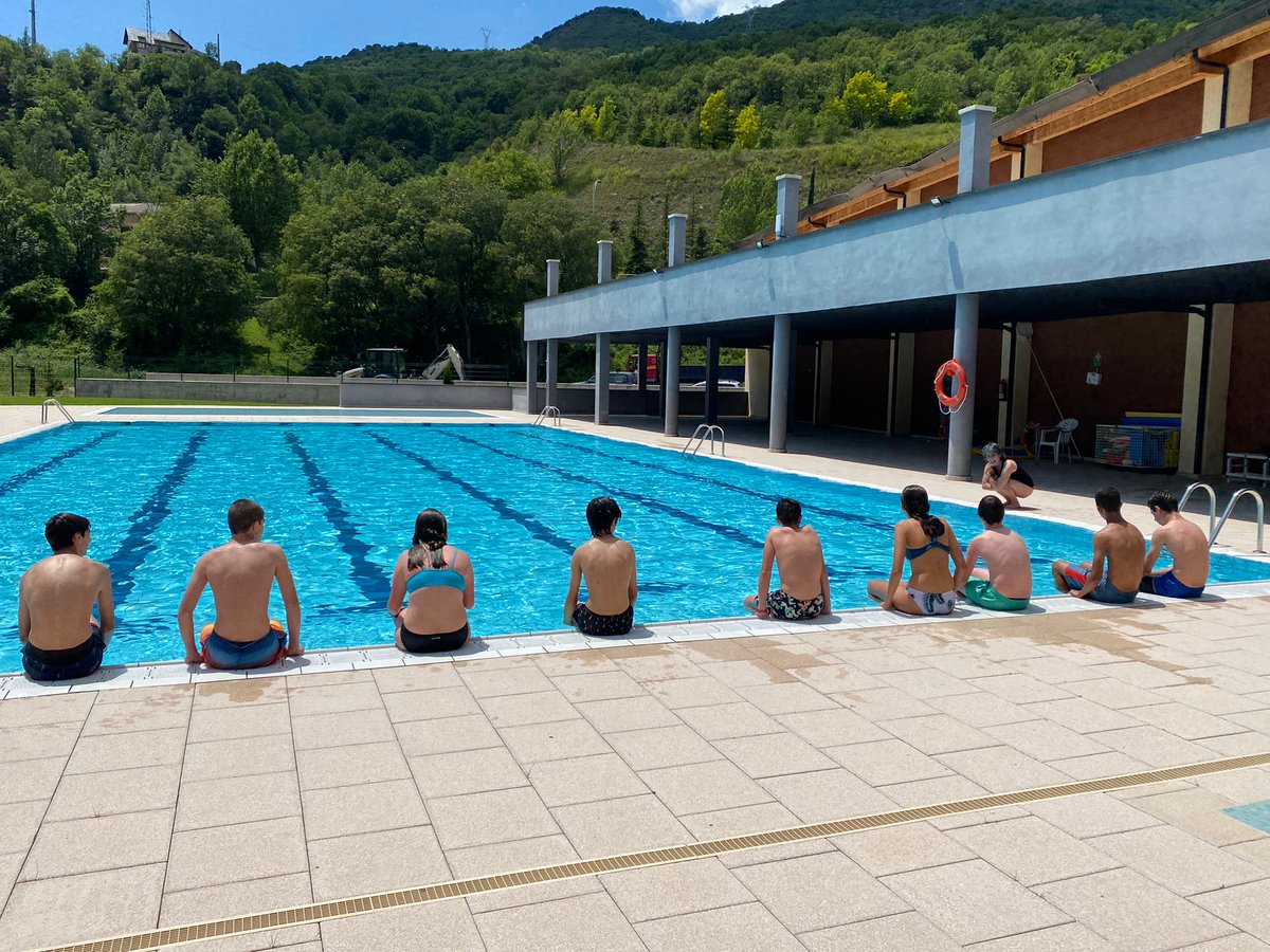📣 Bona rebuda a l'inici més anticipat de la temporada d'estiu a la Piscina Municipal de Sort amb una gran afluència d'usuaris🏊‍♂️
👉A més, els alumnes de l'Institut de Sort han pogut viure l'experiència de fer les sessions d'Educació Física a les piscines🏊🏼‍♀️💦😎👏

#ajuntamentsort