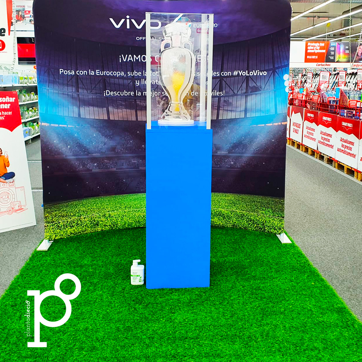 Planta_18's tweet photo. ¡Hoy empieza la Eurocopa! En Planta18 llevamos preparándonos desde Mayo y os compartimos la acción en punto de venta para @vivo_espana que hemos realizado en varios MediaMarkt a nivel nacional. Nos encargamos de toda la producción del stand, diseño, implementación e instalación. https://t.co/KNBgGCAPe6