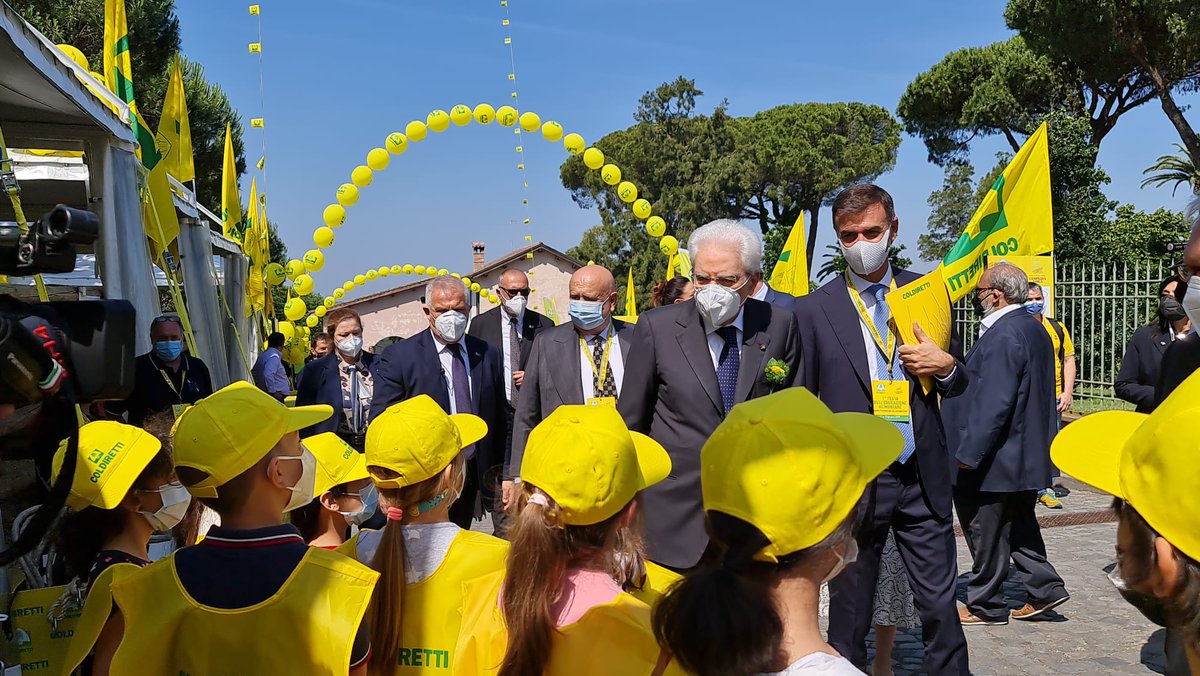 coldiretti's tweet photo. 🇮🇹 Il Presidente della Repubblica Sergio Mattarella incontra i bambini alla prima festa dell'educazione alimentare nelle scuole impegnati nelle diverse attività didattiche proposte con i tutor Coldiretti e i cuochi contadini #festadelleducazionealimentare #scuola https://t.co/afdtZnVMNU