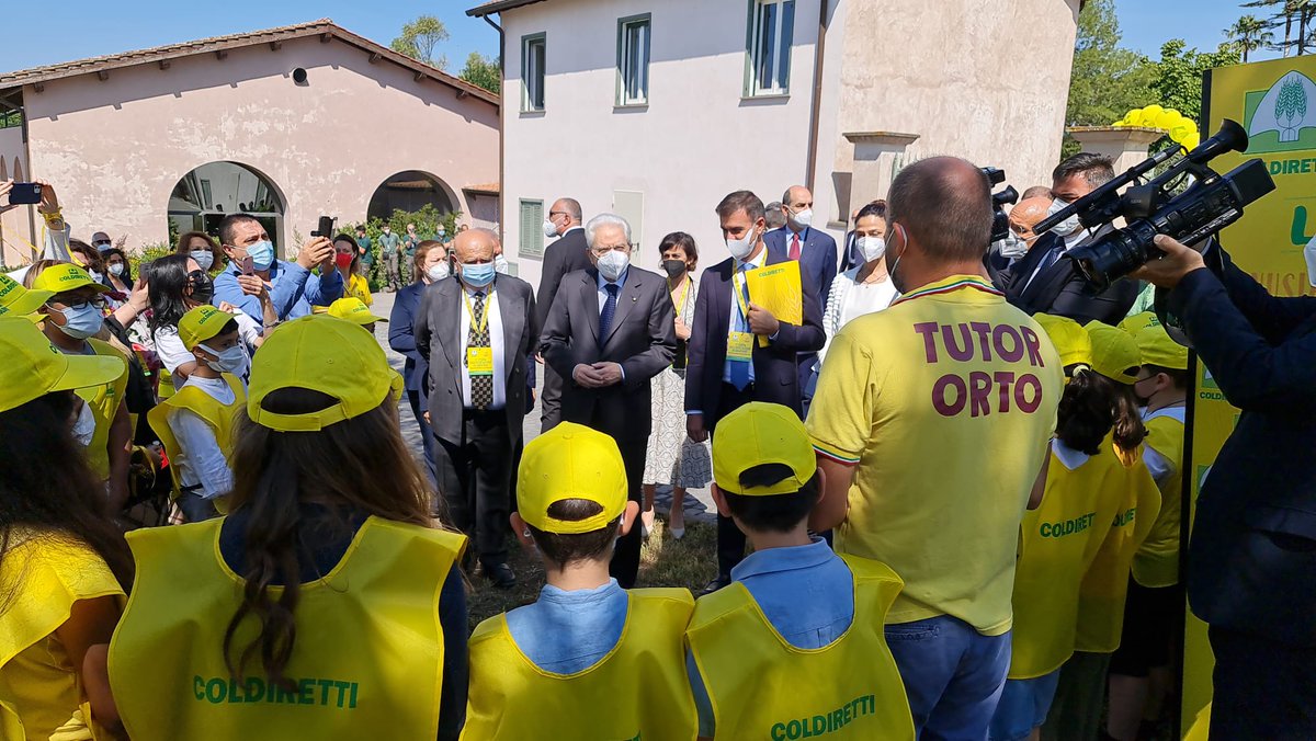 coldiretti's tweet photo. 🇮🇹 Il Presidente della Repubblica Sergio Mattarella incontra i bambini alla prima festa dell'educazione alimentare nelle scuole impegnati nelle diverse attività didattiche proposte con i tutor Coldiretti e i cuochi contadini #festadelleducazionealimentare #scuola https://t.co/afdtZnVMNU