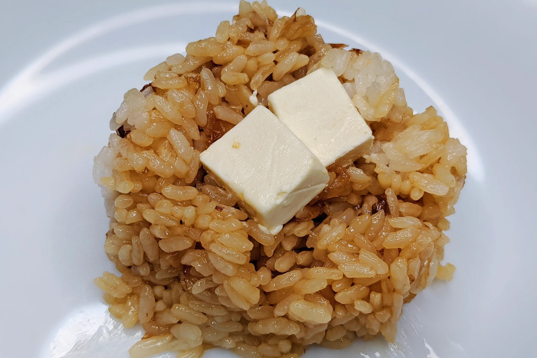 醤油の香ばしさとクリームチーズがすごく合う。おかかチーズ焼きおにぎり。
