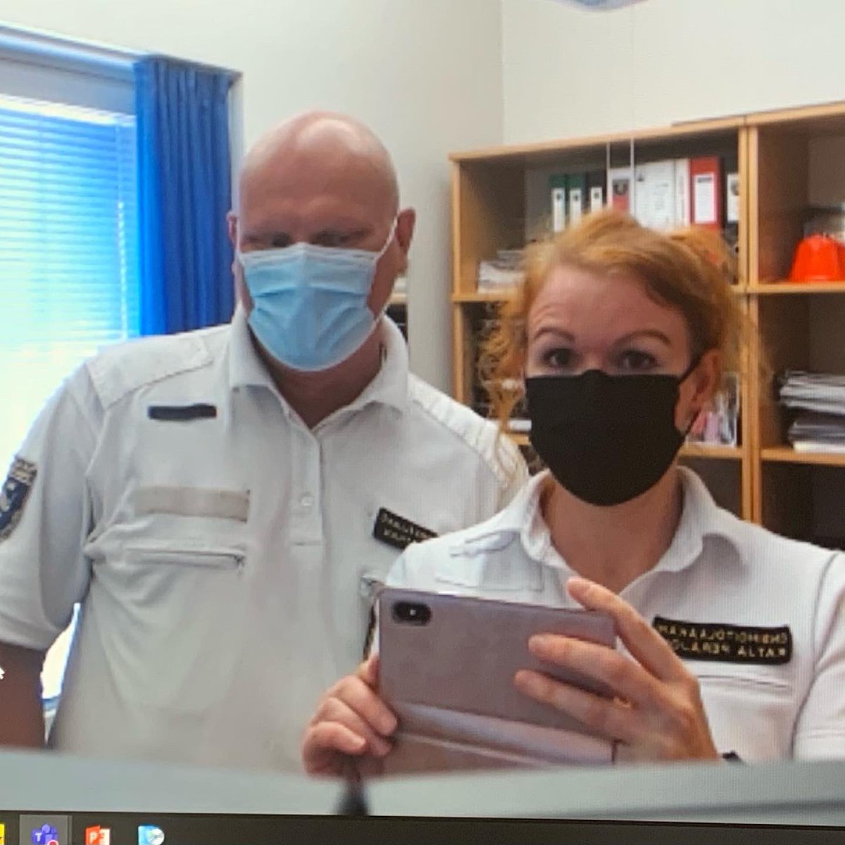 KPerajoki's tweet photo. Kesätoimittajat vauhdissa🚑😎Ensihoidon Uutiset. Jakelu Helsingin Ensihoidon työntekijöille tuotapikaa. Todistamassa ensihoitopäällikkö Porthan ja Vastuulääkäri Peräjoki. #ensihoito #stadinbrankkari https://t.co/hfr59SZ9c9