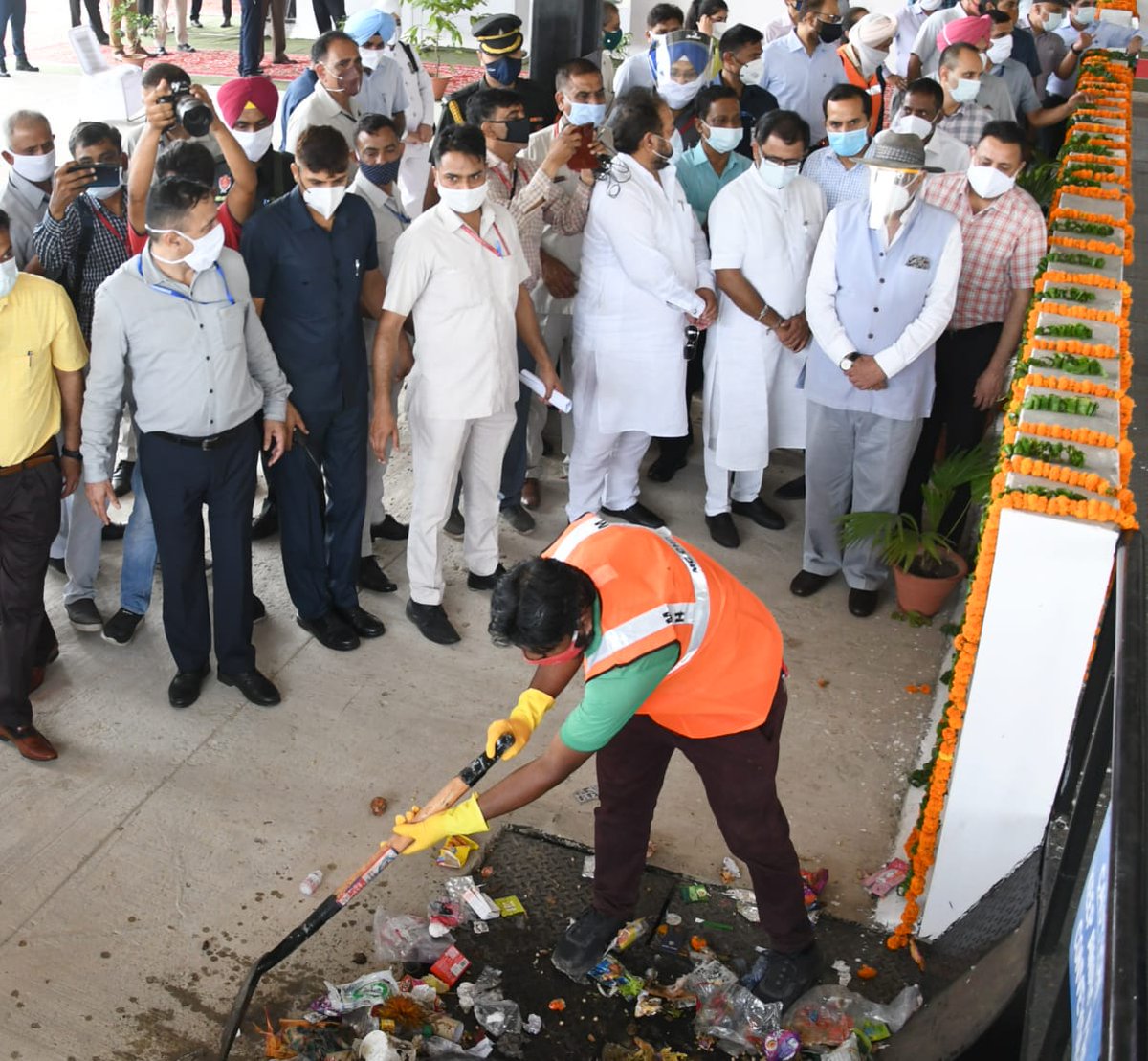 Inaugurated #MaterialRecoveryFacility MRF/#GarbageTransferStations GTS at STPArea,3 BRD, #Chandigarh 
The garbage will be collected&processed in a scientific manner as per SWM Rules2016 
Hopeful to have overall cleanliness of the city improved Efforts of MCC& team are commendable