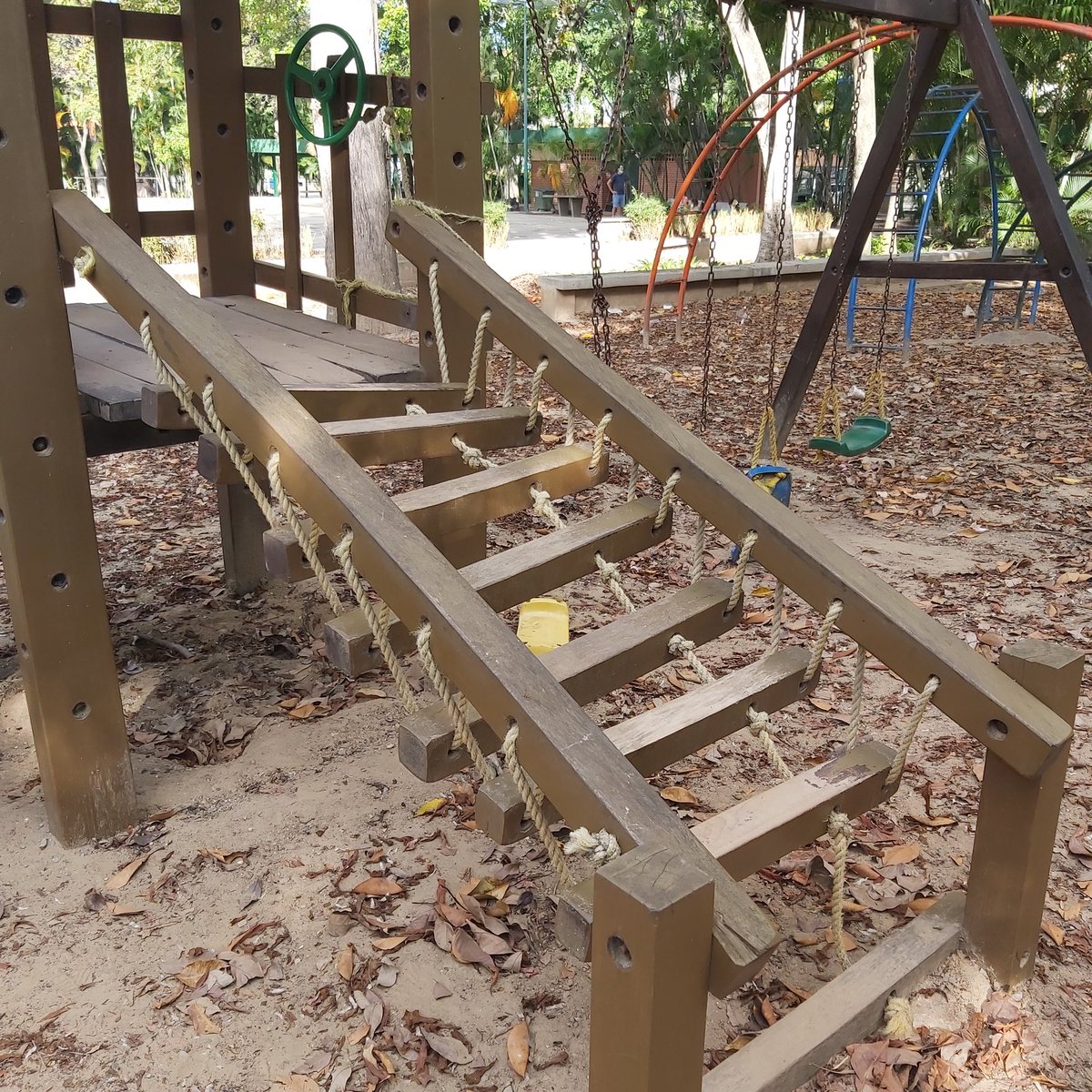 claudiavarelag's tweet photo. @darwingonzalezp @AlcaldiaBaruta @luisaguilarj Los mismos usuarios del #ParqueCodazzi han ido remendando los juegos para poder disfrutarlos con sus hijos, aunque loable no deja d ser peligroso. Además, son los vecinos quienes donan las bolsas para mantener el mantenimiento mínimo https://t.co/dM6B9e5CY0