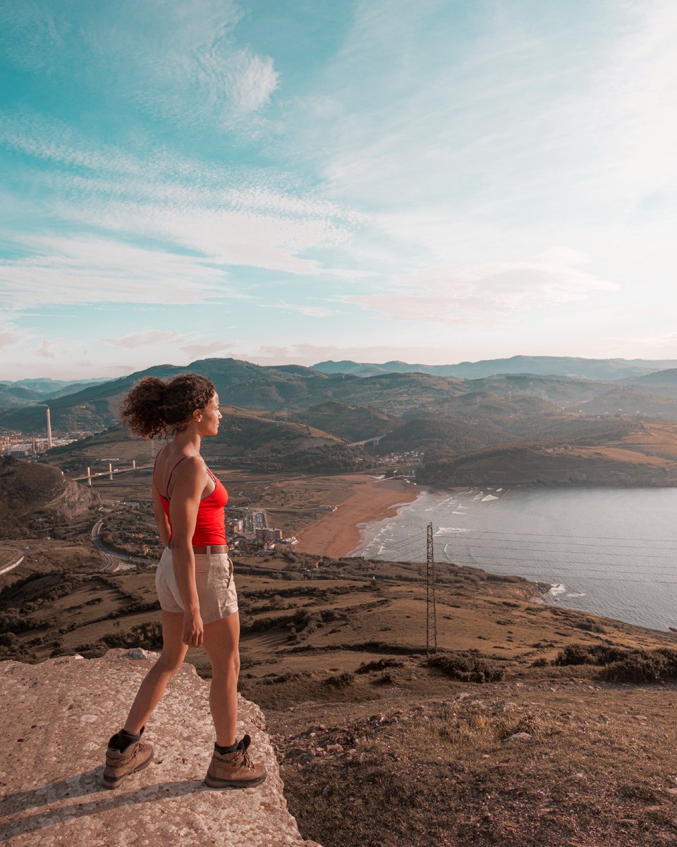 visitbiscay's tweet photo. 👟 Seguimos de ruta por Enkarterri, ¿nos acompañáis?
📌 #PuntaLucero: aunque su cima no es muy elevada (307 m), nos ofrece unas vistas privilegiadas de la playa de La Arena y está sembrada de vestigios bélicos, como búnkeres, túneles y cañones 😁
➕ Zierbena, @visitenkarterri https://t.co/gdCacDOiO6