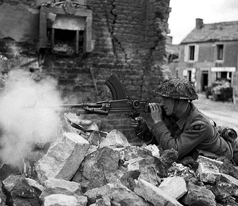 #OTD in 1944, Douet area, France. D-Day + 5. Private Wheatley from 6 Durham Light Infantry firing his Bren gun. #WW2 #HISTORY