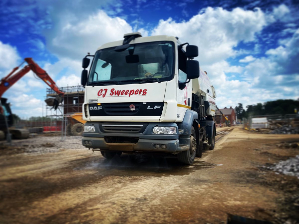 Got this amazing shot of Devon’s DAF truck as she’s just arrived on site for Vistry Homes!

Great picture of a great truck 👍

🌐 cjsweepers.co.uk
📧 cjsweepers@yahoo.co.uk
☎️ 01858 288009

#construction #constructionworker #roadsweeper #DAF