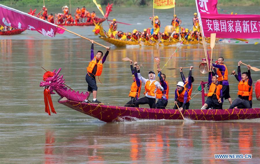 фестиваль драконьих лодок в китае. танец дракона в китае. праздник драконьих. китайский новый год. праздник драконьих.