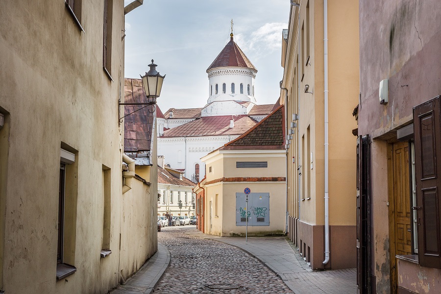 Even the shortest afternoon stroll in Vilnius is packed with history, astonishing Baroque architecture, green parks and artistic spaces. @oldworldtravel  @visitLithuania @TravelwithGt @coolonespa @YourHolidayTV @AshfordNews @GoVilnius #Lithuania   Details facebook.com/HolidayandCrui…