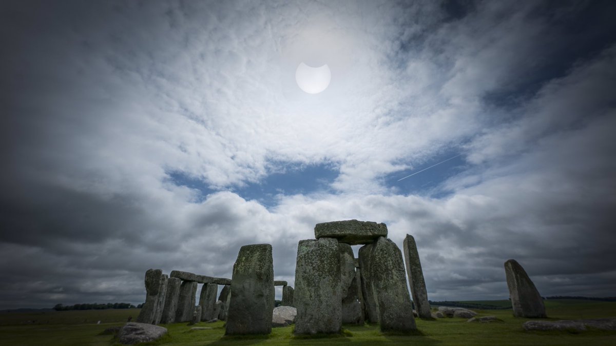 ST0NEHENGE's tweet image. Solar eclipse captured by @Josh_Dury at Stonehenge yesterday. 🌞🌕🔭
#Astrophotography #SolarEclipse #photography #solareclipse2021 #Eclipse #Eclipse2021 #space