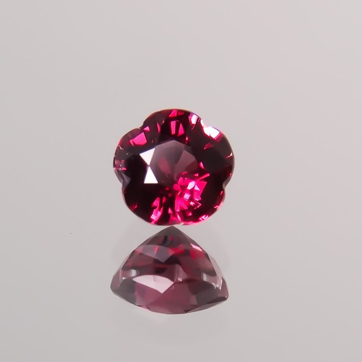 Mapre オーダーメイドジュエリー フラワーカットガーネット 4980円 繊細なお花のカットを施されたロードライトガーネットです 赤紫の色彩に ふっくらとした優しいお花のカットがきらめきます シンプルに一粒でジュエリーにも 他の宝石と組み合わせての