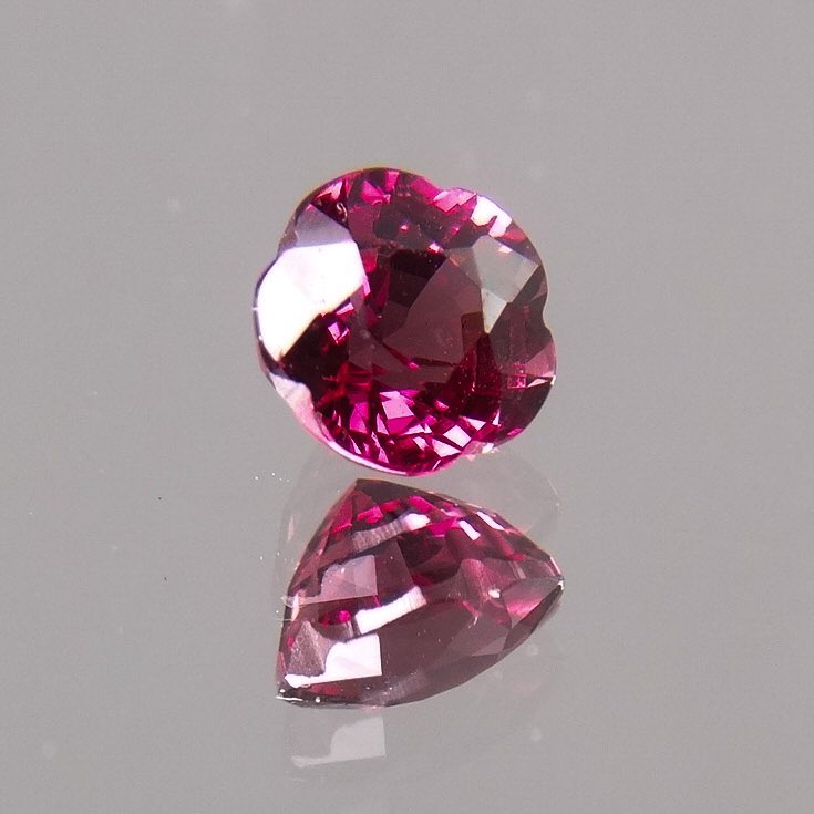 Mapre オーダーメイドジュエリー フラワーカットガーネット 4980円 繊細なお花のカットを施されたロードライトガーネットです 赤紫の色彩に ふっくらとした優しいお花のカットがきらめきます シンプルに一粒でジュエリーにも 他の宝石と組み合わせての