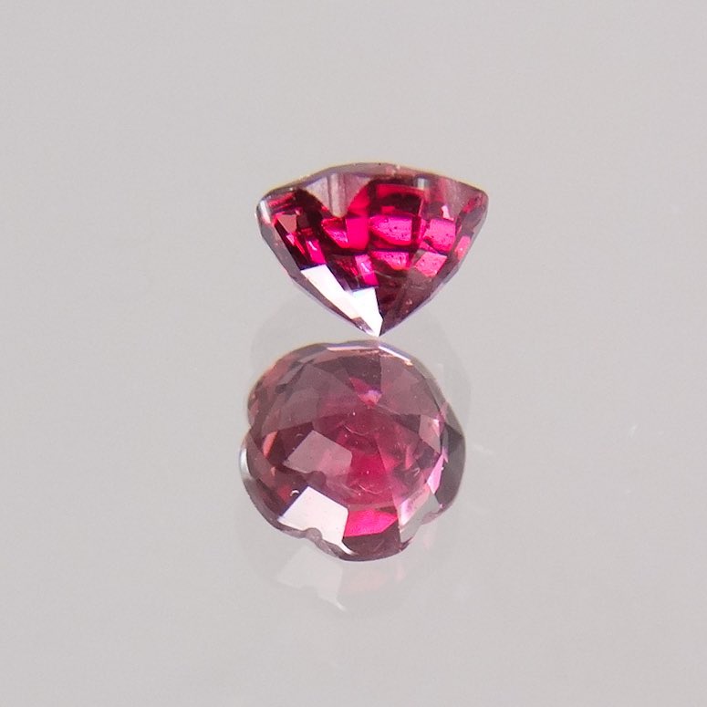 Mapre オーダーメイドジュエリー フラワーカットガーネット 4980円 繊細なお花のカットを施されたロードライトガーネットです 赤紫の色彩に ふっくらとした優しいお花のカットがきらめきます シンプルに一粒でジュエリーにも 他の宝石と組み合わせての