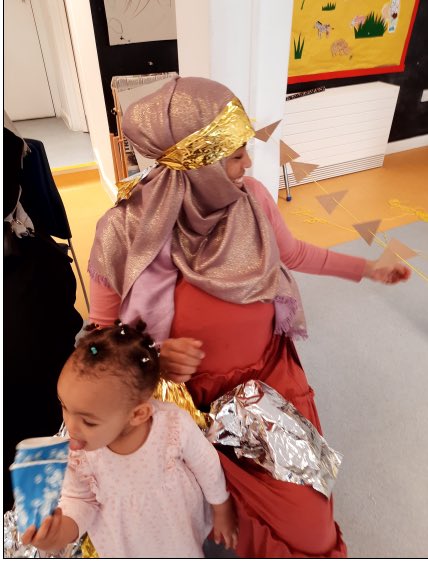 gordonCardinalH's tweet photo. Good morning people. A few pics here from the fab art day held here @CardinalHumeCHC last week. The @NationalGallery sent these mysterious boxes which contained a world of arty fun. Our families had a super time, creating and using their imaginations. I had so much fun! 🤩. https://t.co/PXSRxzHVs5